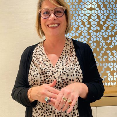 Je bunter, desto besser! 🌈
Unter diesem Motto starten wir nun in die anstehenden Karnevalstage. Unsere Mitarbeiterin Elisabetta Minadeo schmückt sich mit den farbenfroh leuchtenden Edelsteinen der Nudo Kollektion von @pomellato und zeigt, wie viel gute Laune die bunten Schmuckstücke machen. Wir wünschen allen Jecken eine fröhliche und friedliche Karnevalszeit und verabschieden uns mit einem dreifach donnernden Kölle Alaaf! 🎊

Anlässlich der Karnevalsfeierlichkeiten bleibt unser Geschäft traditionell bis einschließlich Rosenmontag, den 03. März geschlossen. Wir freuen uns, Sie ab Dienstag, 04. März 2025 wieder zu unseren gewohnten Geschäftszeiten begrüßen zu dürfen. 

#GadoroStilreich #pomellato #köln