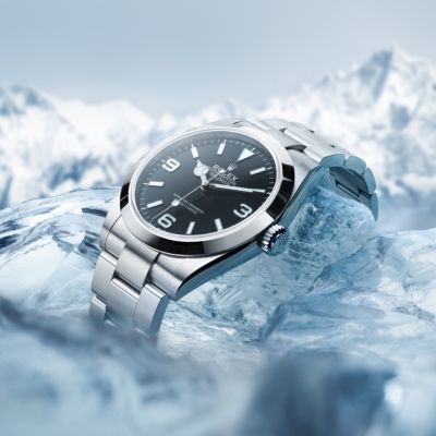 Die @Rolex Oyster Perpetual Explorer 40 ist dem 1953 nach der Erstbesteigung des Mount-Everest-Gipfels eingeführten Originalmodell treu geblieben. Auf dem schwarz lackierten Zifferblatt erscheinen die Ziffern 3, 6 und 9 sowie die Professional Zeiger, die untrennbar mit der Identität dieser Uhr – der Verkörperung von Abenteuergeist und Ausdauer – verbunden sind. #Rolex #Explorer #OfficialRolexRetailer #GadoroStilreich #köln
