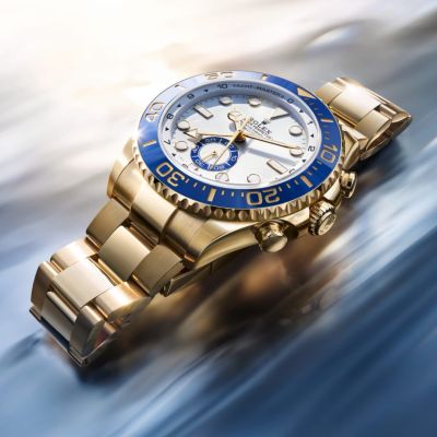 Der maritime Charakter der @rolex  Yacht‑Master II der neuen Generation in 18 Karat Gold wird durch zahlreiche sorgfältig gewählte ästhetische Details betont. Ihre in beide Richtungen drehbare Lünette verfügt über eine Cerachrom-Zahlenscheibe mit 60-Minuten-Graduierung aus blauer Keramik mit Minutenteilung für die erste halbe Stunde.#Rolex #YachtMasterII #WatchesAndWonders2026 #GadoroStilreich #Köln