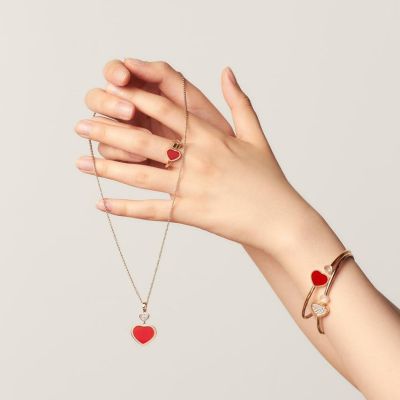 Ein Herz in Rot – als Symbol für Liebe, die keine Grenzen kennt. ❤️
Die @chopard  Happy Hearts Kollektion verbindet ethisches Roségold, funkelnde Diamanten und leuchtenden Karneol zu zeitlosen Symbolen.
Anhänger, Ringe und Armreif erzählen eine gemeinsame Geschichte: das Herz als Talisman verkörpert Großzügigkeit, Stärke und Liebe.
Rot steht hier nicht nur für Leidenschaft, sondern für die universelle Sprache der Liebe – in all ihren Formen, für alle Menschen. Ein stilles Statement, das verbindet, statt zu trennen.
#Chopard #HappyHearts #GadoroStilreich #köln