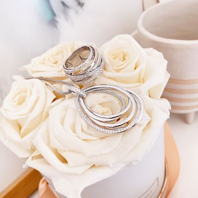 Eternally You 🤍✨
Wie eine leise Serenade schmiegen sich die handgearbeiteten Goldbahnen der Serenata Kollektion von @alcorojewellery  in sanften Schwüngen aneinander – inspiriert von der Musik, geschaffen für die Ewigkeit. Auf zarten weißen Rosenblüten inszeniert, entfalten Anhänger und Ring ihre ganze feminine Anmut.
Gefertigt aus feinstem 18 Karat Weißgold, wird der Anhänger mit funkelnden Brillanten zum strahlenden Blickfang, während die Brillanten den Ring in ein raffiniertes Lichtspiel hüllen. Kunstvoll geschwungene, diamantbesetzte Goldstränge formen elegante Schleifen – zeitlos, sinnlich und voller Ausdruck. 💎🌹
#AlCoro #SerenataKollektion #GadoroStilreich #köln