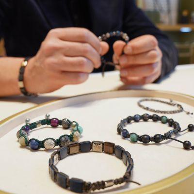 Gestalten Sie Ihr ganz persönliches @shamballajewels Armband:  Wählen Sie bedeutungsvolle Beads, Ihre Lieblingsfarbe für die Kordel und erleben Sie echte Handwerkskunst. Das Besondere: Ihr Armband kann sich mit Ihnen verändern. Beads oder Kordel können jederzeit angepasst werden und erzählen Ihre Geschichte immer wieder neu.
#shamballajewels #GADOROStilreich #Köln