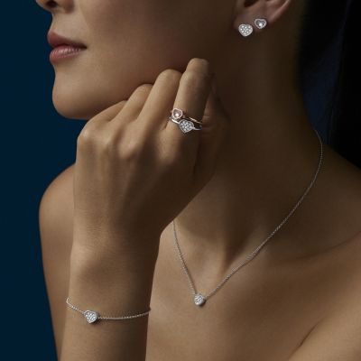 Kleine Herzen, große Bedeutung. 🤍✨
Die Happy Hearts und Happy Diamonds Kollektionen von @chopard  sind ein zartes, romantisches Statement, das jedes Brautoutfit dezent abrundet und Erinnerungen an einen ganz besonderen Tag für immer bewahrt.
Schmuckstücke, die mehr sind als Schmuck: ein Talisman, Symbole der Liebe und Begleiter fürs Leben. 💍✨
#Chopard #HappyHearts #HappyDiamonds #GadoroStilreich #köln