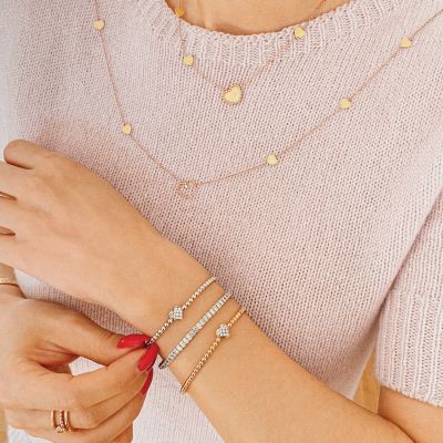 Zeitlose Eleganz und italienische Handwerkskunst vereinen sich in der ikonischen Stretchy Kollektion von @alcorojewellery . ✨ Polierte Goldkugeln, funkelnde weiße Brillanten und das charakteristische Herzdesign verleihen den Armbändern eine luxuriöse Ausstrahlung. Dank ihrer flexiblen Passform verbinden sie stilvolle Ästhetik mit außergewöhnlichem Tragekomfort – elegante Begleiter für jeden Anlass. 🤍 #AlCoro #StretchyKollektion #GadoroStilreich #Köln