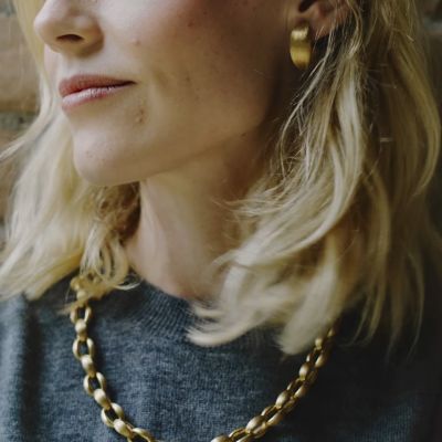 Ein Schmuckstück. Unendliche Möglichkeiten. ✨
TRASFORMISTA von @nanisjewels  ist weit mehr als Schmuck – es ist eine Hommage an Wandelbarkeit, Handwerkskunst und zeitlose Eleganz. Aus edlem 18 Karat Gold und funkelnden Diamanten gefertigt, passt sich dieses ikonische Design mit nur einer Bewegung Ihrem Stil und jedem Anlass an.
Was auf den ersten Blick ein luxuriöses Armband ist, verwandelt sich wie durch Magie in eine elegante Halskette. Seit 1993 steht dieses patentierte Meisterwerk für die unverwechselbare DNA von Nanis: außergewöhnliche Kreativität, höchste Goldschmiedekunst und grenzenlose Vielseitigkeit.
Ein Symbol dafür, dass Veränderung nicht nur Teil des Lebens ist – sondern das Leben besonders macht. ✨
#Nanis #Trasformista #GadoroStilreich #köln