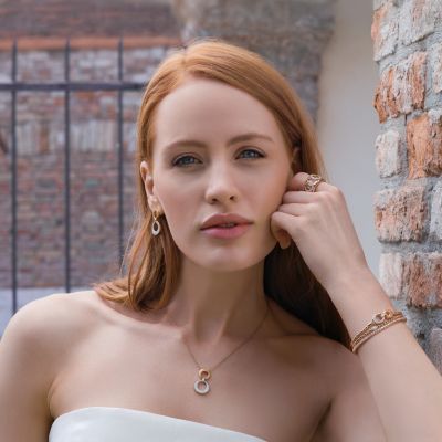 Zwei Kollektionen, eine gemeinsame Leidenschaft für italienische Schmuckkunst. ✨
Während die neue ATTRAE Kollektion mit ihren wandelbaren Armbändern Design und Individualität auf elegante Weise vereint, erweitert @alcorojewellery  die beliebte Mezzaluna Classic Kollektion um ein neues, funkelndes Highlight: das Mezzaluna Collier mit 59 Brillanten.
Perfekt ergänzt wird der Look durch die ikonischen Mezzaluna Ohrringe mit 86 Brillanten und den Mezzaluna Ring mit 63 Brillanten – zeitlose Schmuckstücke voller Leuchtkraft und Eleganz.
#alcorojewellery #alcoro #mezzalunaattrae #GadoroStilreich #köln