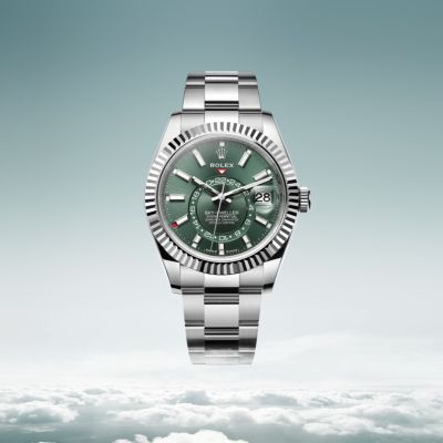 Die @rolex  Sky-Dweller als Version in Rolesor weiß. Die Silbertöne von Weißgold und Edelstahl Oystersteel harmonieren ideal mit dem mintgrünen Zifferblatt mit Radialschliff. #Rolex #SkyDweller #OfficialRolexRetailer #GadoroStilreich #köln
