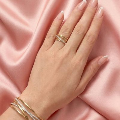 Die Serenata Kollektion von @alcorojewellery  steht für zeitlose Eleganz in ihrer schönsten Form: Ring und Armband aus 18 Karat Gold, veredelt mit funkelnden Brillianten, vereinen klare Linien mit sanfter Bewegung. Ein stilvolles Statement für Bestädigkeit, Schönheit und pure Raffinesse. 
#SerenatabyAlcoro #SerenataCollection #Alcorojewellery #GadoroStilreich #köln