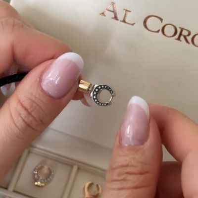Die Magie der Anziehung wird in der neuen Mezzaluna ATTRAE Kollektion von @alcorojewellery  auf faszinierende Weise zum Leben erweckt. ✨
Dank raffinierter magnetischer Verbindungselemente lassen sich die luxuriösen Armbänder individuell gestalten und immer wieder neu kombinieren. Edle Materialien, verschiedene Bänder und die ikonischen Mezzaluna Elemente verschmelzen zu einzigartigen Schmuckstücken, die zeitlose Eleganz und persönliche Ausdruckskraft harmonisch vereinen.
#alcorojewellery #alcoro #mezzalunaattrae #GadoroStilreich #köln