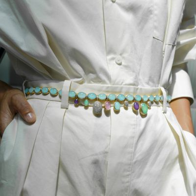 Summer Styling neu gedacht. ☀️💙
Wer sagt, dass Ketten nur das Dekolleté schmücken?
Mit den neuen Muse Boules Anice Colliers von@nanisjewels  wird die Halskette zum stilvollen Fashion-Statement – auch an der Taille. Kombinieren Sie verschiedene Colliers mit einem leuchtenden Türkiston, inspiriert von der mediterranen Leichtigkeit des Anis und kreieren Sie Ihren ganz persönlichen Look mit den ikonischen Boules in unterschiedlichen Größen und faszinierenden Edelsteinen.
Eine Kombination voller Frische und sommerlicher Eleganz.
Ob am Dekolleté oder als raffinierter Taillenschmuck – so vielseitig kann italienischer Schmuck sein. ✨🌊
#Nanis #MuseXBoules #GadoroStilreich #köln