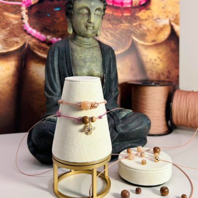 Die Reise eines @shamballajewels Armbands beginnt mit der Wahl der Beads. 😍💫 
Ein erster Schritt, der Ihrem Schmuckstück individuelle Bedeutung verleiht. Edle 18k Goldelemente in Kombination mit einzigartigen Natursteinen spiegeln Ihre persönlichen Werte und Lebensabschnitte wider. 
Wählen Sie aus verschiedenen Bandstärken Ihren Favoriten und erweitern Sie Ihr Schmuckstück jederzeit um weitere Elemente. So wie es sich für Sie richtig anfühlt. ❤️ 

#shamballajewels #GADOROStilreich #Köln