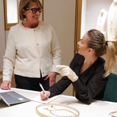 Wir tauschen uns täglich aus, teilen Gedanken und Perspektiven, denn gemeinsam entstehen die schönsten Ideen und die besten Lösungen.

So können wir Ihnen mit Leidenschaft, Erfahrung und Teamgeist den Service bieten, den Sie verdienen.

#Service #GADOROStilreich #Köln