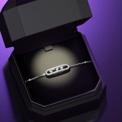 Das Baby Move pavé Armband von @messika  vereint zarte Eleganz mit ikonischem Design. Gefertigt aus 18 Karat Weißgold und vollständig von Hand ausgearbeitet, funkeln drei bewegliche Diamanten in ihrem pavégefassten Käfig bei jeder Bewegung.
Die feine Kette, zusätzlich mit Diamanten besetzt, unterstreicht die grafische Reinheit des Designs und macht dieses Armband zum perfekten Begleiter für schmale Handgelenke. Ein symbolträchtiges Schmuckstück für gestern, heute und morgen – modern, zeitlos und voller Strahlkraft.💎🤍
#Messika #DiamondsinMotion #GadoroStilreich #köln