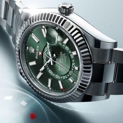 Ein einfaches rotes Rechteck zur Anzeige des Monats. Neben zwei Zeitzonen und dem Datum. Als treue Gefährtin von Weltreisenden versinnbildlicht die @rolex  Sky‑Dweller Schlichtheit und Raffinesse. Angetrieben von einem der komplexesten Uhrwerke, die Rolex konzipiert hat, dem Kaliber 9002, gewährleistet sie Präzision, Leistung und einfache Bedienung.#Rolex #SkyDweller #OfficialRolexRetailer #GadoroStilreich #Köln