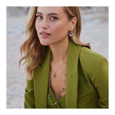 Die Mezzaluna-Kollektion von @alcorojewellery  fängt die zeitlose Schönheit des Mondes in einer ikonischen Form ein. Extravagant, luxuriös und voller Symbolkraft vereint sie edelstes 18 KT. Gold mit meisterhaft arrangierten Diamanten oder Saphiren.

Ausdrucksstarke Statement-Pieces, die ihre besondere Wirkung zu jedem Anlass entfalten  und dabei ein Stück Ewigkeit verkörpern. #AlCoro #Mezzaluna #GadoroStilreich #Köln