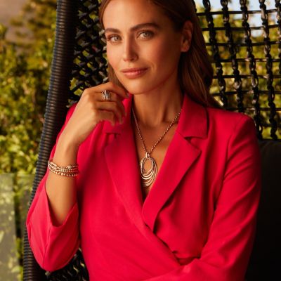 Die Serenata-Kollektion von @alcorojewellery  kann auch bunt sein. In besonderen Schmuckstücken vereint sie strahlende Brillanten mit 18-karätigem Gold und einer Komposition aus farbintensiven Edelsteinen: gelbe, orangefarbene, pinke und lilafarbene Saphire sowie leuchtender Tsavorit machen jedes Stück zu einem funkelnden Kunstwerk. 💛🧡🩷💜💚
Ob als Statement oder dezenter Eyecatcher – Serenata setzt farbenfrohe Highlights, die ewig in Erinnerung bleiben.
#AlCoro #SerenataKollektion #GadoroStilreich #köln