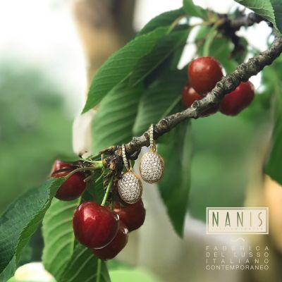 Sinnlich wie der Sommer, verspielt wie die Natur. 🍒☀️
Die CILIEGINE-Ohrringe von @nanisjewels erinnern in ihrer Form an zarte Kirschen – zwei funkelnde Kugeln aus Diamanten, umarmt von graviertem 18 karätigem Gold.
Vollständig von Hand gefertigt, sind sie nicht nur ein Meisterwerk italienischer Goldschmiedekunst, sondern auch ein Statement für alle, die den Sommer stilvoll feiern möchten. Ein Hauch Dolce Vita für jeden Look. 😎
#Nanis #NanisJewels #GadoroStilreich #köln