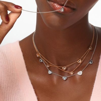 💖✨ Me, Myself and My Happy Hearts
Die My Happy Hearts Halsketten von @chopard  vereinen zwei ikonische Designcodes der Maison: das Herz und die tanzenden Diamanten. Gefertigt aus ethischem Weiß- oder Roségold, strahlen die filigranen Motive pure Leichtigkeit, Emotion und zeitlose Eleganz aus.
Ob mit einem einzelnen Diamanten oder funkelndem Diamantbesatz – solo getragen ein zartes Statement, kombiniert ein stilvolles Spiel aus Persönlichkeit und modernem Luxus. Schmuck, der begleitet, inspiriert und Freude schenkt. 💎
#Chopard #HappyHearts #GadoroStilreich #köln