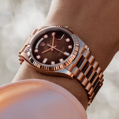 Die prestigereiche Armbanduhr in ihrer höchsten Vollendung. @rolex  Day‑Date 36 in 18 Karat Everose-Gold mit einem Gehäuse von 36 mm, einem Zifferblatt in Braun ombré mit Diamanten und einem President-Band.#Rolex #DayDate #OfficialRolexRetailer #GadoroStilreich #Köln
