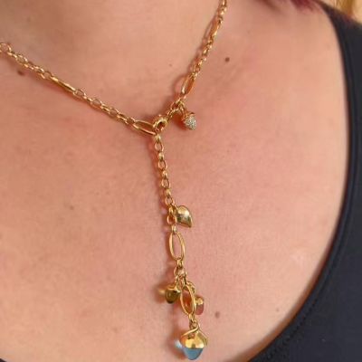 Das Mikado Collier von @tamaracomolli vereint kegelförmige Anhänger mit einem Pavé-Diamant Anhänger.💎 
Handgefertigt aus 18 Karat Gold und dank seiner variablen Länge ein einzigartiges Schmuckstück für besondere Momente und jeden Anlass.🥰

#Mikado #TamaraComolli #GADOROStilreich #Köln