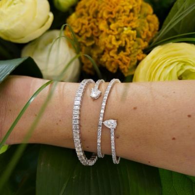 Die Schmuckstücke von @marco_valente_high_jewelry strahlen dank ihrer funkelnden Diamanten eine besondere Einzigartigkeit aus. 

Echte Hingucker für jeden Moment. 

#MarcoValenteHighJewelry #MVHJ #GADOROStilreich #Köln