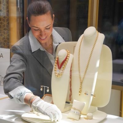 Mit viel Freude dekorieren wir neu für Sie! 🤩
Es lohnt sich vorbeizuschauen und das Schaufenster auf sich wirken zu lassen. Einzigartige Schmuckstücke, die nur darauf warten ihren perfekten Besitzer zu finden.☀️ 

#GADOROStilreich #Köln