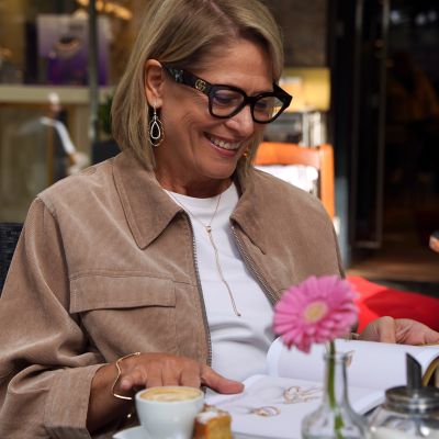 Kleine Auszeit, große Schmuckliebe.✨
Bei einem Kaffee und einem schönen Gespräch wird aus Schmuck etwas ganz Persönliches. 
Entdecken Sie unsere GADORO Kollektion: feine Diamanten, edles Gold und besondere Details - gemacht für Menschen, die das besondere lieben.💎#GADOROStilreich #Köln