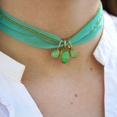 Die ikonische Boule von @nanisjewels verwandelt sich in einen kostbaren Charm: 18 KT. Gold trifft auf Bergkristall und Jadeit in einem faszinierenden Farbenspiel, inspiriert vom legendären „Latte e Menta“ der 70er Jahre.
Ein Schmuckstück voller Leichtigkeit, Farbe und italienischem Charme. 💚✨#nanis #boule #GADOROStilreich #Köln