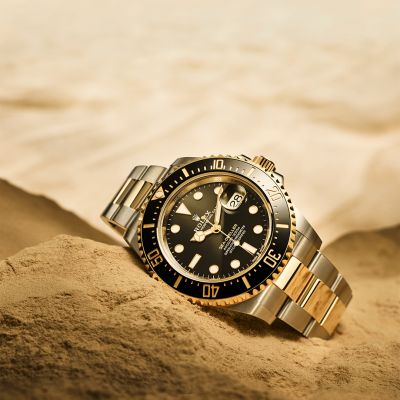 Die @rolex  Sea‑Dweller in einer Version in Rolesor gelb – einer Kombination aus Edelstahl Oystersteel und Gelbgold – mit einer Cerachrom-Zahlenscheibe in schwarzer Keramik und dem Heliumventil für die Dekompression beim Tauchen. Wasserdicht bis 1.220 Meter Tiefe.#Rolex #SeaDweller #OfficialRolexRetailer #GadoroStilreich #köln
