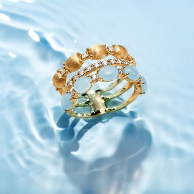 Im Spiel der Wellen entsteht pure Magie 💙✨
Der Ring DANCING AZURE von @nanisjewels  entfaltet seine ganze Schönheit im Wasser: Wie ein schimmernder Schatz, der von Sonnenstrahlen berührt wird. Der zart schimmernde Milky Aquamarin erinnert an ruhige Lagunen und kristallklares Meer, während feine Brillanten wie tanzende Lichtreflexe auf der Oberfläche funkeln.
Gefertigt aus 18kt Gelbgold und von Hand in der traditionellen Stichel-Technik graviert, vereint dieser Ring Leichtigkeit und Raffinesse – als würde er mit jeder Bewegung sanft weiterfließen.
Ein Hauch von Sommer. Ein Gefühl von Freiheit. Ein Tanz in Azur. 💎🌊
#NanisJewels #DancingAzure #GadoroStilreich #köln