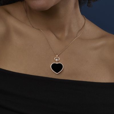 Zeitlos, elegant und voller Ausdruckskraft. Der Onyx fasziniert seit Jahrhunderten mit seiner tiefschwarzen Schönheit. Seine intensive Farbe verleiht ihm eine unverwechselbare Ausstrahlung und macht ihn zu einem der charakterstärksten Edelsteine. Seit jeher wird er mit Stärke, innerer Balance und Selbstvertrauen in Verbindung gebracht und begeistert bis heute durch seine schlichte, aber außergewöhnliche Eleganz. 🖤

In Kombination mit der Happy Hearts Kette von @chopard entfaltet der Onyx seine besondere Schönheit und verleiht dem Schmuckstück eine moderne, stilvolle Ausstrahlung. #Onyx #Chopard #GadoroStilreich #Köln