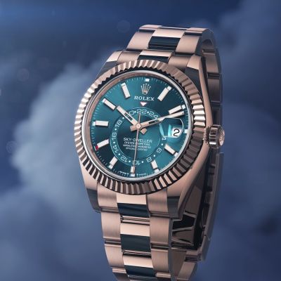 Die @rolex  Oyster Perpetual Sky‑Dweller bietet eine vielfältige Auswahl an Stilen: eine Version in Rolesor weiß mit Zifferblatt in zartem Mintgrün; eine Version in 18 Karat Everose-Gold mit einem eleganten blaugrünen Zifferblatt sowie eine Version in 18 Karat Weißgold mit einem strahlend schwarzen Zifferblatt und einem Oysterflex-Band. Sie ist mit dem Kaliber 9002 ausgestattet, einem vollständig von Rolex entwickelten und hergestellten mechanischen Uhrwerk mit automatischem Aufzugs­mechanismus.
#Rolex #SkyDweller #OfficialRolexRetailer #GadoroStilreich #köln