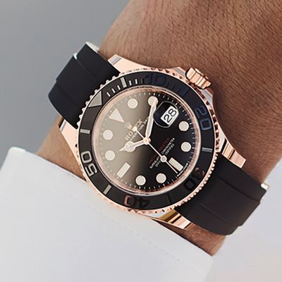Die Armbanduhr für die Weltmeere. Die @rolex  Yacht‑Master 40 in Everose-Gold mit einem Gehäuse von 40 mm, einem tiefschwarzen Zifferblatt und einem Oysterflex-Band.#Rolex #YachtMaster #OfficialRolexRetailer #GadoroStilreich #köln