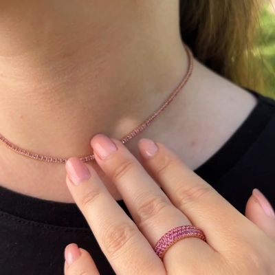 Der rosa Saphir. 💖
Ein Geburtsstein für alle, die mit Anmut und Stärke geboren wurden. Er gilt als Symbol für Liebe, Weisheit und emotionale Klarheit. Ein Edelstein, der das Herz berührt. ✨
Das sehen Sie an der Kombination aus Schmuckstücken von @tamaracomolli und GADORO Stilreich. 💖💫 

#tamaracomolli #GADOROStilreich #Köln