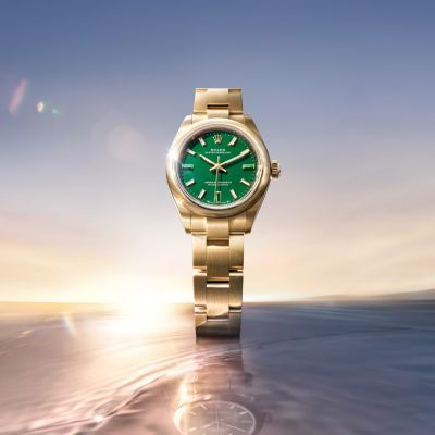 Die neue @rolex  Oyster Perpetual 28 in 18 Karat Gelbgold erscheint mit einem lackierten Zifferblatt in Green stone und Indizes auf der 3-, 6- und 9-Uhr-Position aus Heliotrop, einem natürlichen Stein in verschiedenen Grüntönen.#Rolex #OysterPerpetual #WatchesAndWonders2026 #GadoroStilreich #Köln