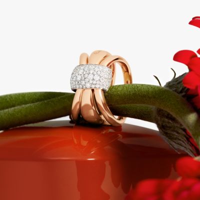 Verbundenheit, die man spüren kann ✨
Der Pomellato Together Ring von @pomellato  ist mehr als ein Schmuckstück – er ist ein Symbol für die besonderen Bande, die uns prägen. Drei bewegliche Roségold-Schienen verschmelzen zu einer harmonischen Einheit und werden von funkelnden Diamanten elegant zusammengehalten.
Sanfte Formen, strahlendes Pavé und die unverkennbare Handwerkskunst verleihen diesem Ring eine feminine Ausstrahlung voller Wärme und moderner Eleganz.
#Pomellato #PomellatoTogether #GadoroStilreich #köln