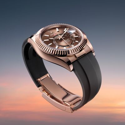 Reisen mit Überblick. Ein Meisterwerk der Technik, das Eleganz und einfache Bedienung in sich vereint. Die @rolex  Sky-Dweller erlaubt es Reisenden, weltweit stets die Zeit im Blick zu behalten. Ihr Saros-Jahreskalender und die zweite Zeitzone lassen sich anhand des genialen Ring-Command-Systems schnell und sicher einstellen. Mit ihrer Hochleistungsfähigkeit verkörpert die Sky-Dweller die einzigartige Innovationskultur von Rolex, die die Grenzen der Fertigung mechanischer Uhren stets neu definiert.#Rolex #SkyDweller #OfficialRolexRetailer #GadoroStilreich #köln