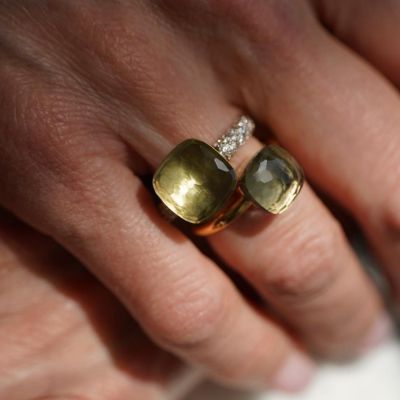 Der Prasiolith.💚
Sein sanftes Grün und seine klare Transparenz machen ihn zu einem der ruhigsten und zugleich elegantesten Quarze. 
Die Ringe von @pomellato zeigen den Prasiolith von seiner schönsten Seite.🥰 

#Steinkunde #Prasiolith #GADOROStilreich #Köln