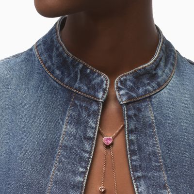 ✨ Happy Hearts, große Gefühle ✨
Mit der Happy Hearts Krawatten-Halskette von @chopard  verschmelzen Eleganz und Bedeutung zu einem einzigartigen Statement. 💗
Gefertigt aus 18 Karat ethischem Roségold, verziert mit funkelnden Diamanten und zartem pinkfarbenem Perlmutt, steht dieses Schmuckstück für Großzügigkeit, Güte und Stilbewusstsein.
Die ikonischen tanzenden Diamanten treffen auf das Herz als Glückssymbol.
#Chopard #HappyHearts #LittleDiamondsDoGreatThings #GadoroStilreich #köln