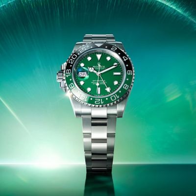Das erste @rolex  Zifferblatt aus Hightech-Keramik. Diese Cerachrom-Komponente in Grün ist exklusiv an der Oyster Perpetual GMT‑Master II in 18 Karat Weißgold mit Aufzugskrone an der linken Seite des Gehäuses zu finden.#Rolex #GMTMasterII #OfficialRolexRetailer #GadoroStilreich #köln