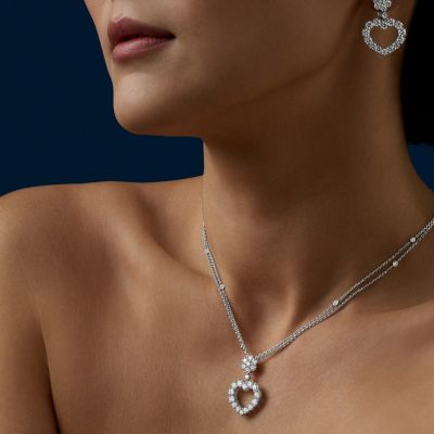 ✨ Zeitlose Eleganz in ihrer strahlendsten Form ✨
Mit L’Heure du Diamant von @chopard  wird die Schönheit von Diamanten unvergänglich. Die luxuriösen Herzohrringe aus ethischem Weißgold sind eine Hommage an die Weiblichkeit – funkelnd, raffiniert und voller Emotion. Ergänzt durch die passende Kette entsteht ein Look, der jeden Moment zu etwas Besonderem macht.
#Chopard #LheureduDiamant #GadoroStilreich #köln