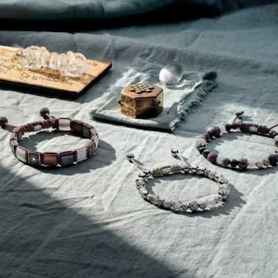 Die außergewöhnlichen Armbänder von Shamballa Jewels vereinen meisterhafte Handwerkskunst mit ausdrucksstarkem Design. Schwarzes rhodiniertes Weißgold, funkelnde Diamanten, edle Saphire und geheimnisvoll schimmernde Mondsteine verschmelzen zu einer faszinierenden Komposition aus Licht und Tiefe.
Warme Braun- und Grautöne treffen auf markante Elemente aus matter Keramik und schaffen eine moderne Ästhetik voller Charakter. Die kraftvolle Präsenz des 10mm Lock Bracelets und die harmonische Dynamik des Multisize Non-Braided Bracelets stehen für zeitgenössischen Luxus, Individualität und stilvolle Selbstsicherheit. 🩶
#ShamballaJewels #GadoroStilreich #köln