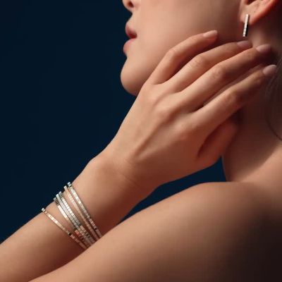 Die ikonischen Ice Cube Armreifen von @Chopard vereinen urbane Raffinesse mit geometrischer Perfektion. Inspiriert von der Klarheit und Symmetrie winziger Eisblöcke, spiegeln ihre facettierten Flächen das Licht auf faszinierende Weise wider. ✨🧊
Ob einzeln getragen oder kunstvoll miteinander kombiniert – jeder Armreif ist ein elegantes Highlight, das moderne Coolness mit zeitlosem Stil verbindet.
#Chopard #IceCube #GadoroStilreich #köln