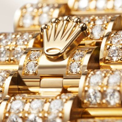 Feminin und elegant. Die vollständig mit Diamanten besetzte @Rolex Lady‑Datejust in 18 Karat Gelbgold bezaubert durch den Glanz der Edelsteine, mit denen sie bestückt ist.#Rolex #LadyDatejust #OfficialRolexRetailer #GadoroStilreich #köln