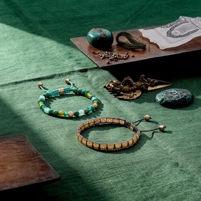 Die Armbänder aus der Frühjahr-Sommer-Kollektion von @shamballajewels vereinen außergewöhnliche Handwerkskunst mit modernem Luxus.
💚 Das 8mm Braided Bracelet begeistert mit einer faszinierenden Komposition aus 18-karätigem Gelbgold, funkelnden weißen und braunen Diamanten, sambischen Smaragden, grünen Saphiren, dunklen Türkisen und sanften Aquamarinen. Ein lebendiges Spiel aus Farbe, Licht und Charakter.
💎 Das 6mm SHAMBALLA® Lock Bracelet setzt auf pure Raffinesse: 18-karätiges Gelbgold, strahlende G/Vs-Diamanten und ein markantes Charcoal Grey Band schaffen einen minimalistischen Look mit maximaler Wirkung.
Ob als individuelles Statement oder im angesagten Layering-Look – beide Designs lassen sich ganz nach Ihren Vorstellungen personalisieren und werden so zu einem Ausdruck Ihrer Persönlichkeit.
#shamballajewels #craftsmanship #GadoroStilreich #köln