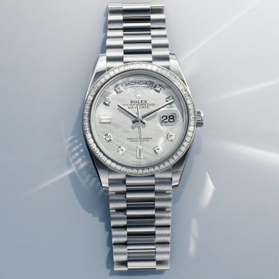 Die @rolex  Day‑Date. Ein Wunder der Uhrmacherkunst. Die erste wasserdichte Armbanduhr mit automatischem Aufzug, die das Datum und den Wochentag vollständig ausgeschrieben anzeigt. Um Mitternacht geschieht etwas, das als „das Wunder um Mitternacht“ bekannt wurde, wenn der gleichzeitige Wechsel von Datum und Wochentag erfolgt. Perlmutt-Zifferblatt mit Diamanten als Indizes und eine mit Diamanten im Trapezschliff besetzte Lünette. 18 Karat Weißgold, 36 mm, Kaliber 3255.
#Rolex #DayDate #OfficialRolexRetailer #GadoroStilreich #Köln