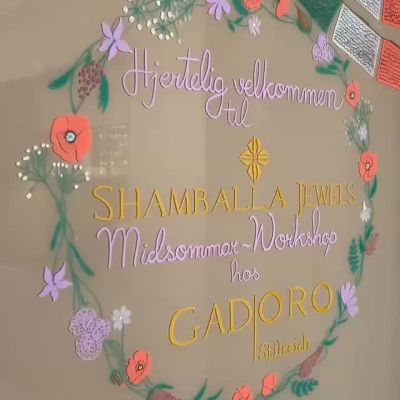 Ein kleiner Rück- und Einblick in unseren zauberhaften @shamballajewels Midsommer-Workshop. 🥰💫
Ein herzliches Dankeschön an das Team von Shamballa Jewels für den besonderen Besuch. Und natürlich an all unsere zahlreiche, begeisterten Kunden, die diesen Tag so besonder gemacht haben! 😍 Mit Unterstützung unserer Shamballa Jewels Markenbotschafterin Mandy Schneider konnten individuelle Armbänder ganz nach persönlichem Geschmack gestaltet werden. 😍😍
Wir blicken schon voller Vorfreude auf das nächste Mal! ✨
#shamballajewels #GadoroStilreich #köln