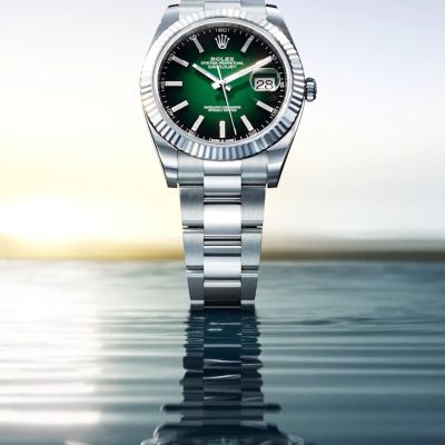 @rolex  präsentiert die Datejust 41 in Rolesor weiß mit einem lackierten Zifferblatt in Grün ombré. Sie verbindet charakteristische Attribute der Marke miteinander: eine geriffelte Lünette, einen eleganten grünen Farbton, die Robustheit von Edelstahl und die Kostbarkeit von Weißgold. #Rolex #Datejust #WatchesAndWonders2026 #GadoroStilreich #köln