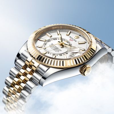 Das Zusammenspiel von Komplexität und Einfachheit. Zwei Zeitzonen, Datum und Monat auf einen Blick. Die @Rolex Sky‑Dweller. #Rolex #SkyDweller #OfficialRolexRetailer #GadoroStilreich #köln