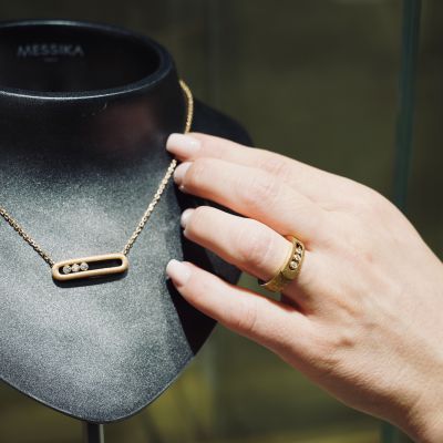 ✨Ikonisches Design trifft auf außergewöhnliche Handwerkskunst. Die Move Diamantkette und der Move Noa Ring von @messika begeistern mit ziseliertem Gelbgold, das von Hand graviert wird und das Licht auf einzigartige Weise einfängt. Das raffinierte Zusammenspiel aus Struktur und funkelnden Diamanten verleiht den Schmuckstücken eine moderne Vintage- Note und unverwechselbare Eleganz. 
Besuchen Sie uns und lassen Sie sich von der Welt von Messika verzaubern. ✨
#Messika #GADOROStilreich #Köln